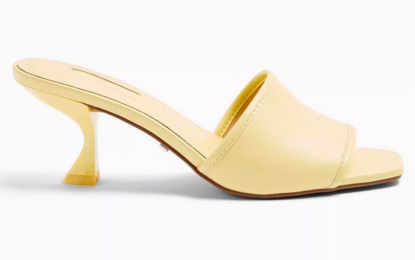 Sepatu mule dengan warna pastel